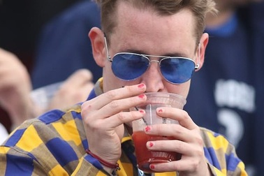 "Sao" phim "Ở nhà một mình" sơn móng tay điệu đà