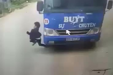 Cú bẻ lái kịp thời giúp bé trai thoát chết trong tích tắc