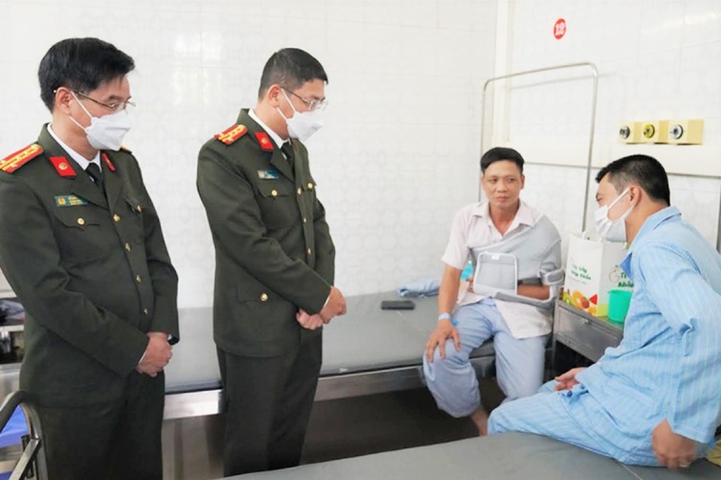 Xe chở gỗ lậu chèn ép xe CSGT, 2 chiến sĩ bị thương - 1 Xe chở gỗ lậu chèn ép xe CSGT, 2 chiến sĩ bị thương - 1