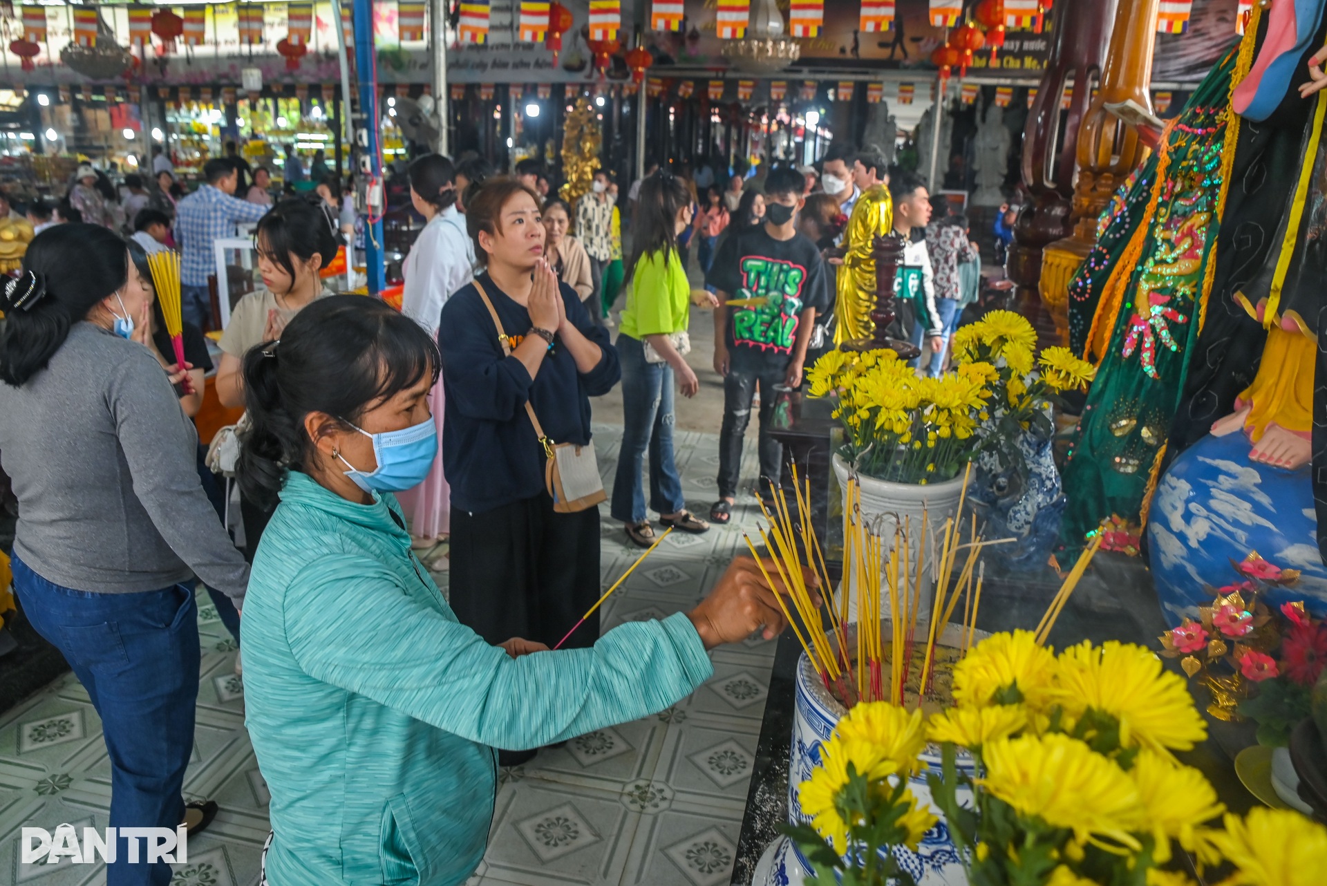 Người dân vượt sông và đi hơn 100km để đến chùa ở TPHCM - 14 Người dân vượt sông và đi hơn 100km để đến chùa ở TPHCM - 14