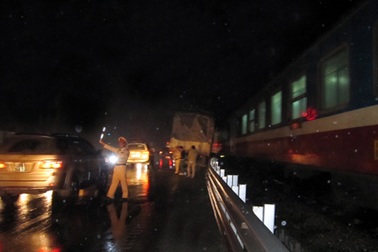 Nhiều chuyến tàu trễ giờ vì xe tải tông nhau