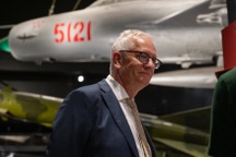 Phu quân Toàn quyền Australia tham quan Bảo tàng Lịch sử Quân sự Việt Nam