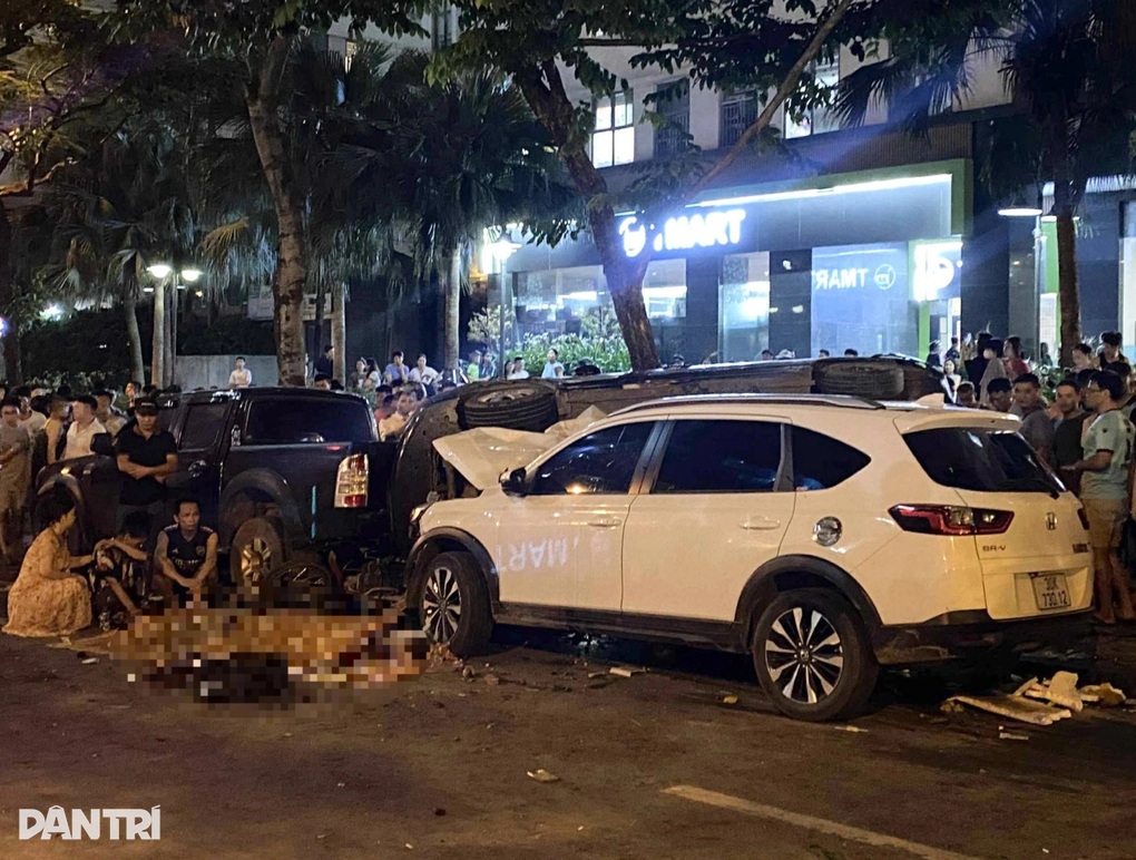 Hà Nội: Ô tô tông liên hoàn 2 xe con và 1 xe máy, 1 người tử vong - 1 Hà Nội: Ô tô tông liên hoàn 2 xe con và 1 xe máy, 1 người tử vong - 1