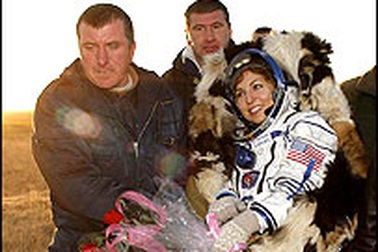 Nữ du khách đầu tiên bay vào vũ trụ trở về trái đất