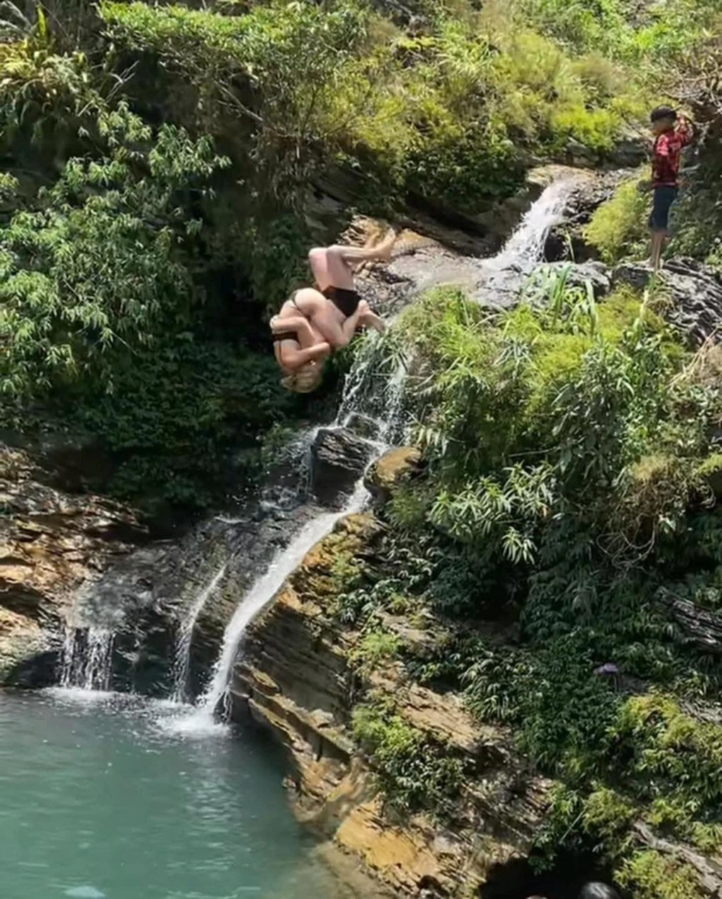 Nhảy thác Du Già ở Hà Giang, nam thanh niên tử vong - 1 Nhảy thác Du Già ở Hà Giang, nam thanh niên tử vong - 1