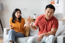 Một cô gái bỗng dưng xuất hiện, tôi biến thành người thừa trong nhà mình