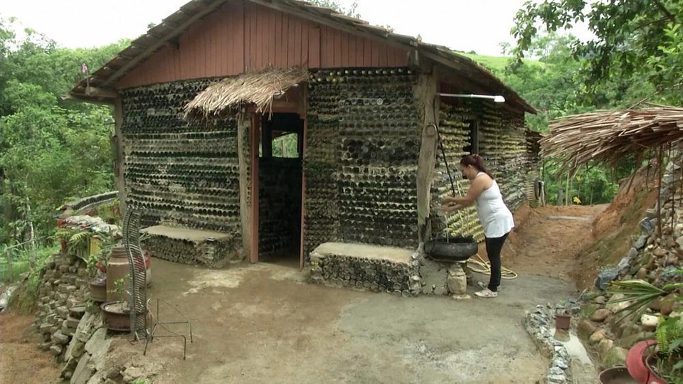 Ngôi nhà được xây từ 6000 vỏ chai “vứt đi”, gây ấn tượng bởi thiết kế đẹp không ngờ - 1 Ngôi nhà được xây từ 6000 vỏ chai “vứt đi”, gây ấn tượng bởi thiết kế đẹp không ngờ - 1