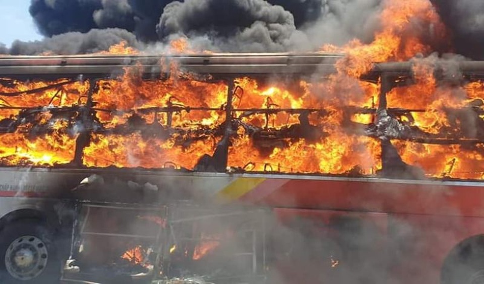 Xe khách bốc cháy ngùn ngụt trên cầu - 3 Xe khách bốc cháy ngùn ngụt trên cầu - 3