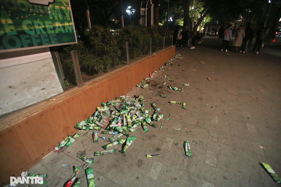 Khu vực hồ Gươm ngập trong biển rác sau đêm Giáng sinh - 4 Khu vực hồ Gươm ngập trong biển rác sau đêm Giáng sinh - 4