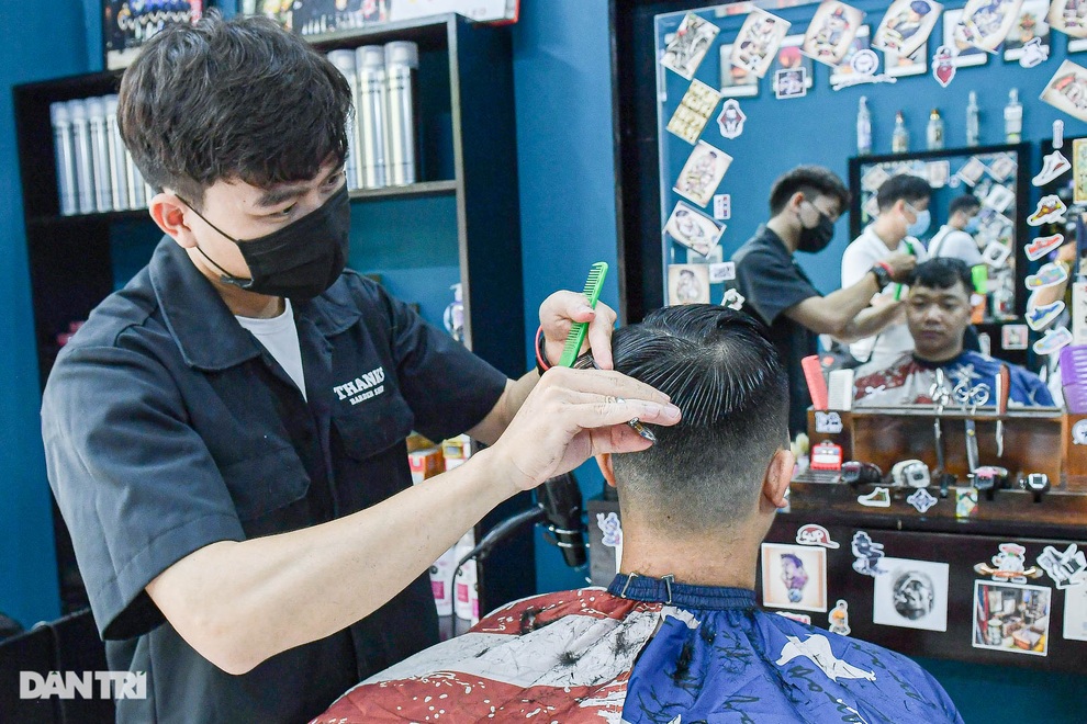 Hà Nội: Nhiều người nhịn ăn sáng, cấp tốc đi xếp hàng cắt tóc, làm đẹp - 3 Hà Nội: Nhiều người nhịn ăn sáng, cấp tốc đi xếp hàng cắt tóc, làm đẹp - 3