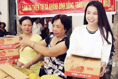 Trà Ngọc Hằng xinh đẹp trong trang phục Khơ me làm từ thiện