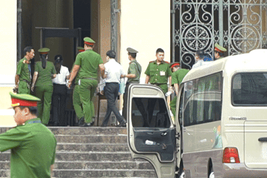 Cựu Giám đốc Xuyên Việt Oil được dẫn giải đến tòa để xét xử