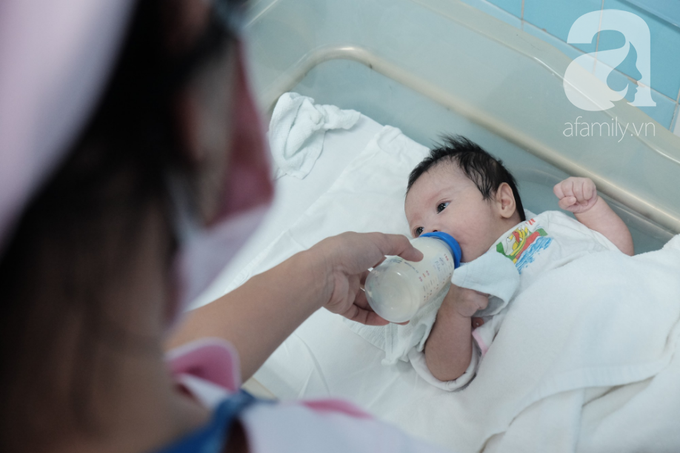 Bình Dương: Bé trai 20 ngày tuổi bị bỏ rơi ngoài nghĩa địa, khóc ngất vì đói bụng nhiều giờ liền - Ảnh 3. Bình Dương: Bé trai 20 ngày tuổi bị bỏ rơi ngoài nghĩa địa, khóc ngất vì đói bụng nhiều giờ liền - Ảnh 3.