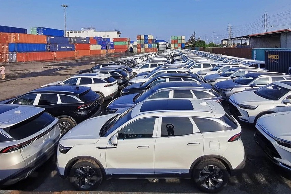Xe nhập về ồ ạt né tháng cô hồn, dân lại găm tiền chờ siêu khuyến mại - 1 Xe nhập về ồ ạt né tháng cô hồn, dân lại găm tiền chờ siêu khuyến mại - 1