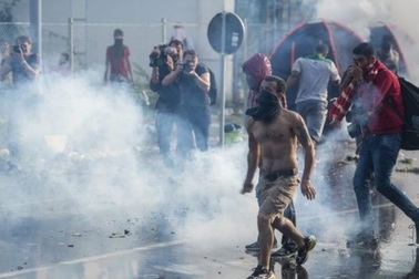 Cảnh sát Hungary dùng hơi cay, vòi rồng chặn người di cư