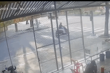 Phóng nhanh phanh gấp, ô tô tông người đi xe máy văng lên vỉa hè