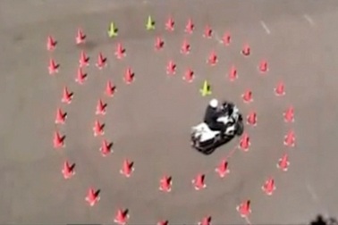 Video: Cảnh sát Mỹ thể hiện kỹ năng lái mô-tô