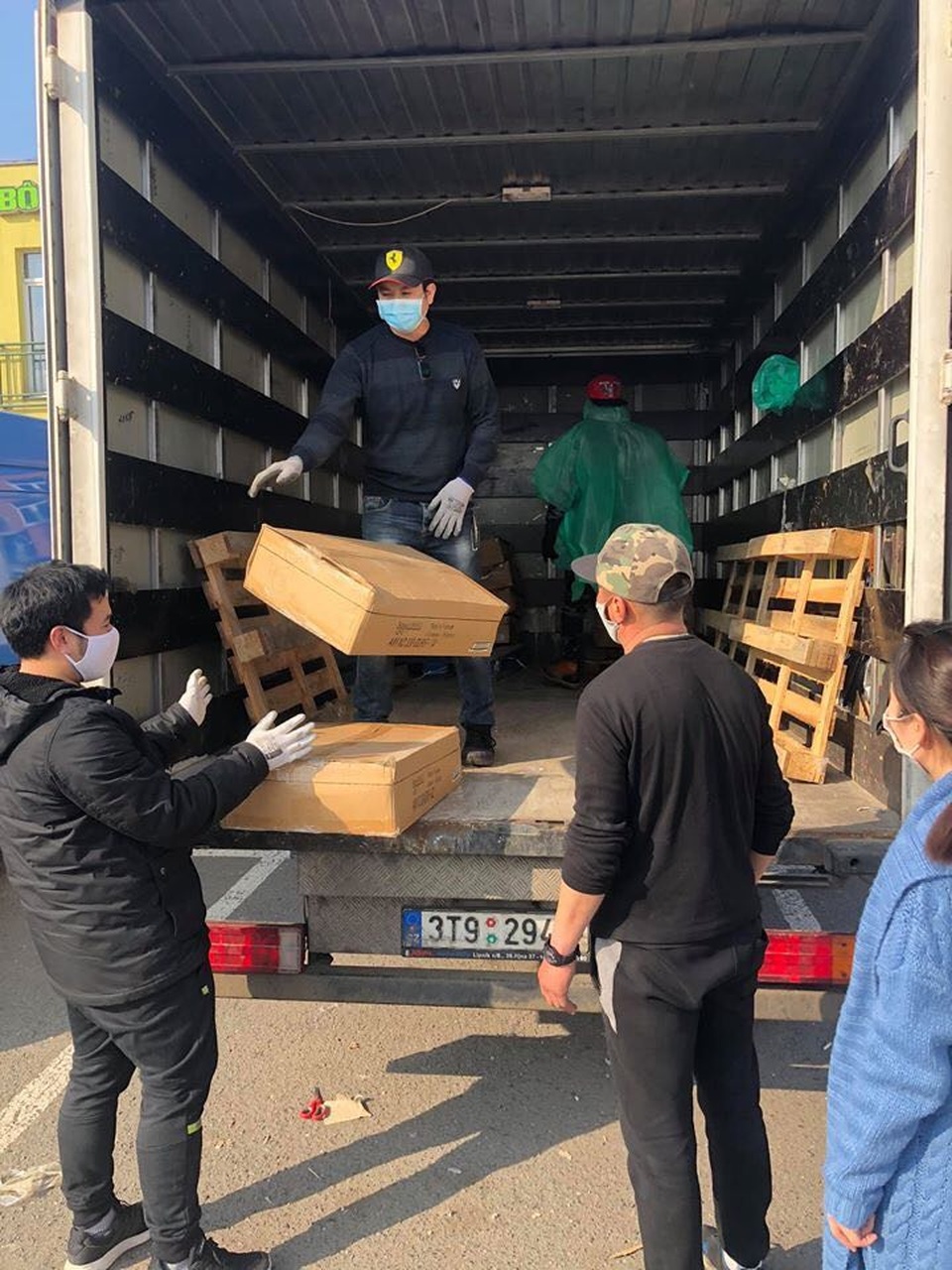 Người Việt tại Séc may khẩu trang phát tặng chống dịch Covid-19 - 9 Người Việt tại Séc may khẩu trang phát tặng chống dịch Covid-19 - 9