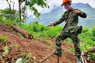 Chuyện về những người đi làm sạch đất trên biên giới Hà Giang