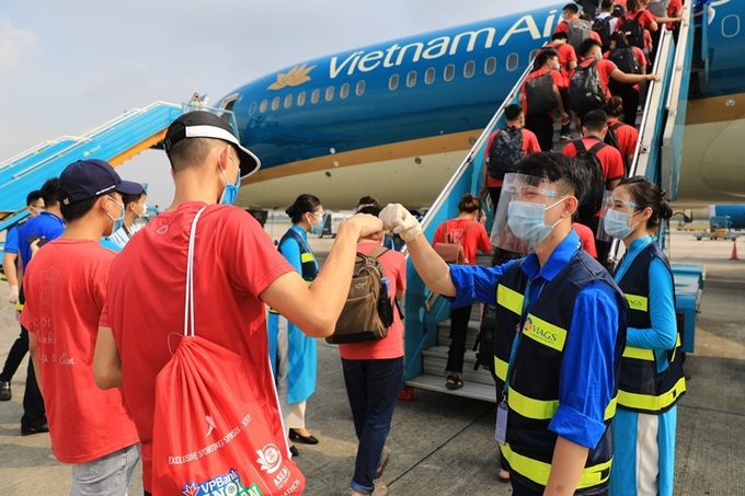 Vietnam Airlines đưa 350 cán bộ, giảng viên và sinh viên y khoa từ Hà Nội vào Bình Dương chống dịch - Ảnh 5.