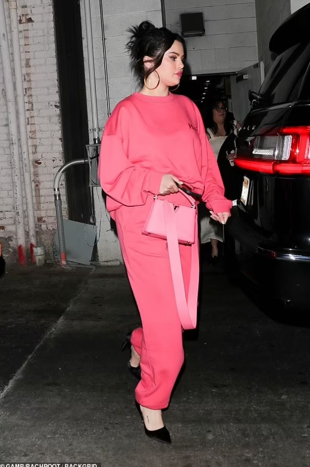 Vì đâu Selena Gomez bỗng lột xác nóng bỏng thế này? - 4 Vì đâu Selena Gomez bỗng lột xác nóng bỏng thế này? - 4