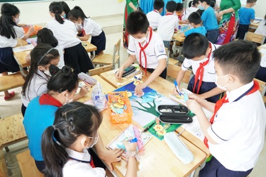 Khi giờ học khởi đầu bằng xem tranh và "ngửi" sản vật