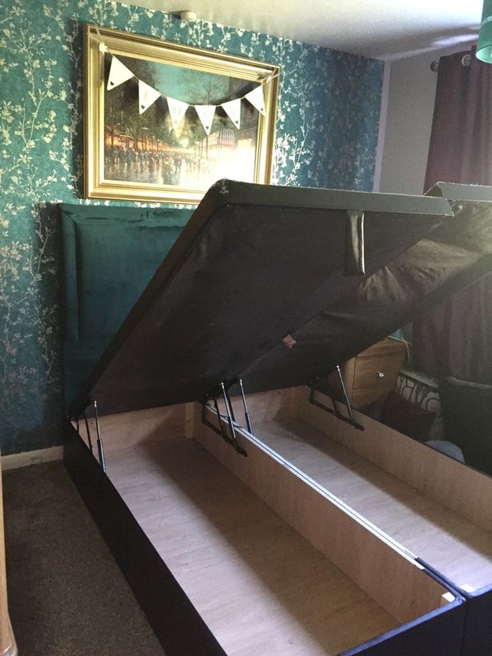 Suýt chết vì bị giường đè suốt 13 tiếng đồng hồ - 4