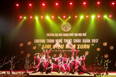 Sinh viên tổ chức văn nghệ quyên góp ủng hộ bạn về quê ăn Tết