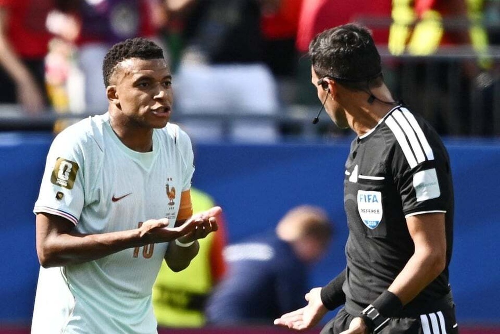 Mbappe bức xúc với trọng tài khi đá hỏng phạt đền, Haaland cũng lên tiếng - 2