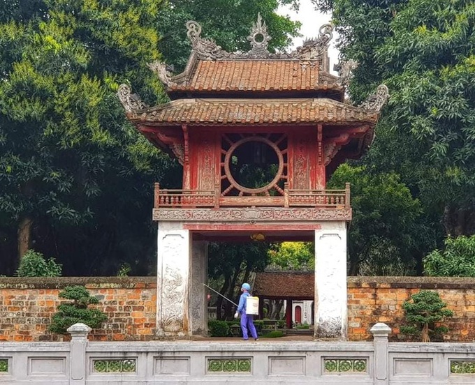 Hà Nội tiến hành tiêu độc khử trùng các khu di tích để đảm bảo an toàn cho du khách giữa mùa dịch Covid-19 - Ảnh 1. Hà Nội tiến hành tiêu độc khử trùng các khu di tích để đảm bảo an toàn cho du khách giữa mùa dịch Covid-19 - Ảnh 1.