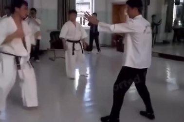 Đệ tử bốn đời của Diệp Vấn đánh thắng võ sĩ Karate