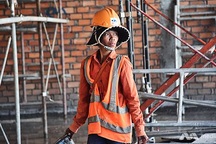 Nữ công nhân công trường xây dựng ở Campuchia