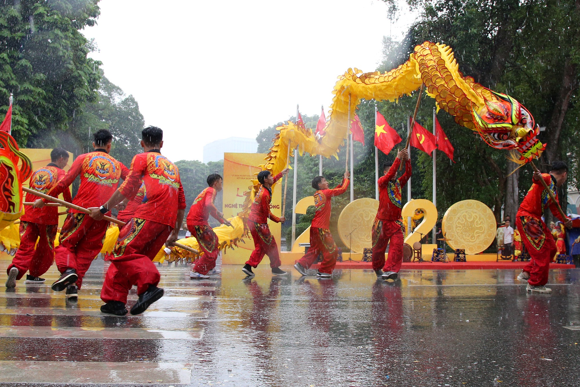 Cảnh múa rồng dưới mưa tại hồ Hoàn Kiếm