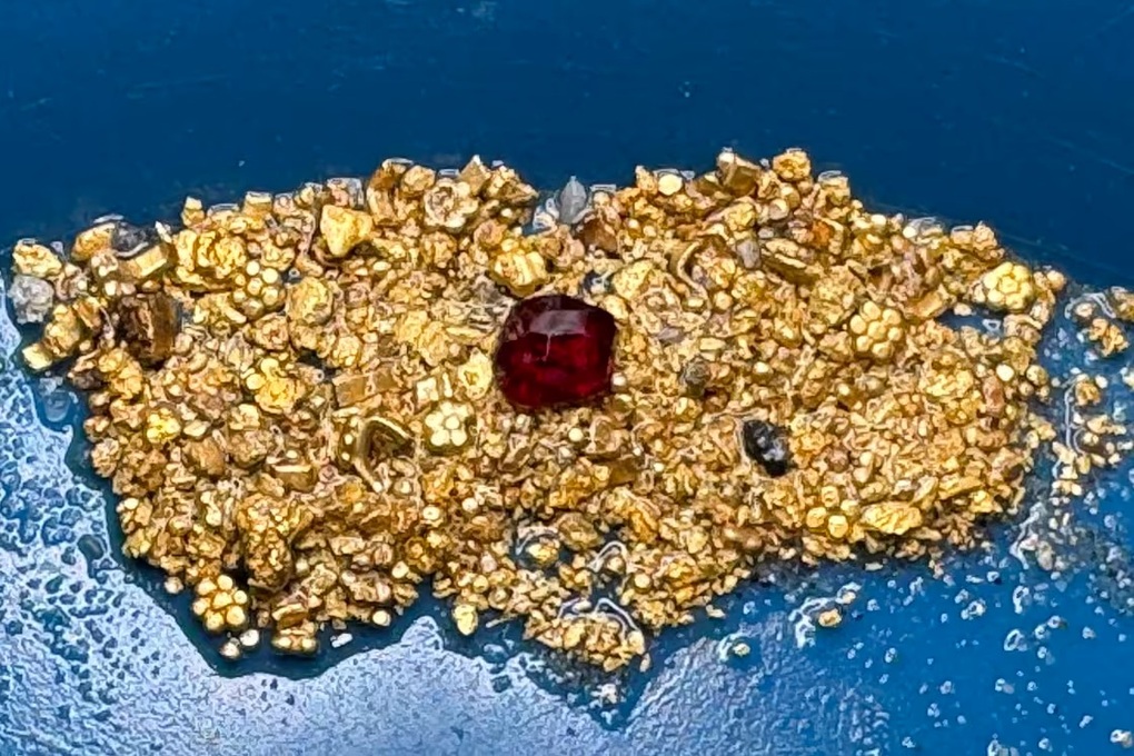 Mỹ: Phát hiện kho báu vàng, bạc dưới xác tàu đắm 300 năm - 1