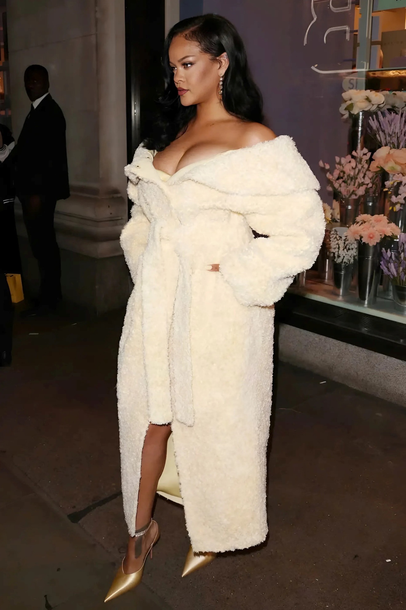 View - Selena Gomez, Rihanna lăng xê mốt mặc áo choàng tắm xuống phố | Báo Dân trí