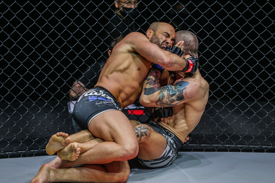 Tưởng knock-out đối thủ, võ sĩ bật khóc khi bất ngờ bị xử thua - 1 Tưởng knock-out đối thủ, võ sĩ bật khóc khi bất ngờ bị xử thua - 1