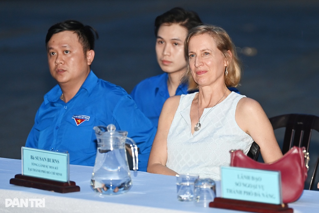 Hải quân Mỹ giao lưu âm nhạc với thanh niên thành phố Đà Nẵng - 1 Hải quân Mỹ giao lưu âm nhạc với thanh niên thành phố Đà Nẵng - 1