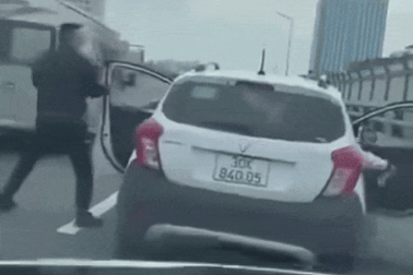 Triệu tập 2 người "cà khịa", ẩu đả với tài xế ô tô trên vành đai 2