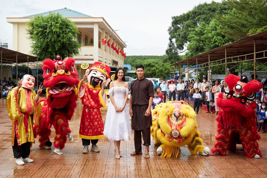 Danh Chiếu Linh làm chú Cuội, Kim Duyên làm chị Hằng - 1 Danh Chiếu Linh làm chú Cuội, Kim Duyên làm chị Hằng - 1