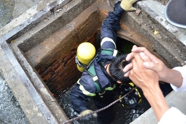 Gần 7 giờ truy bắt tên cướp táo tợn cố thủ dưới cống