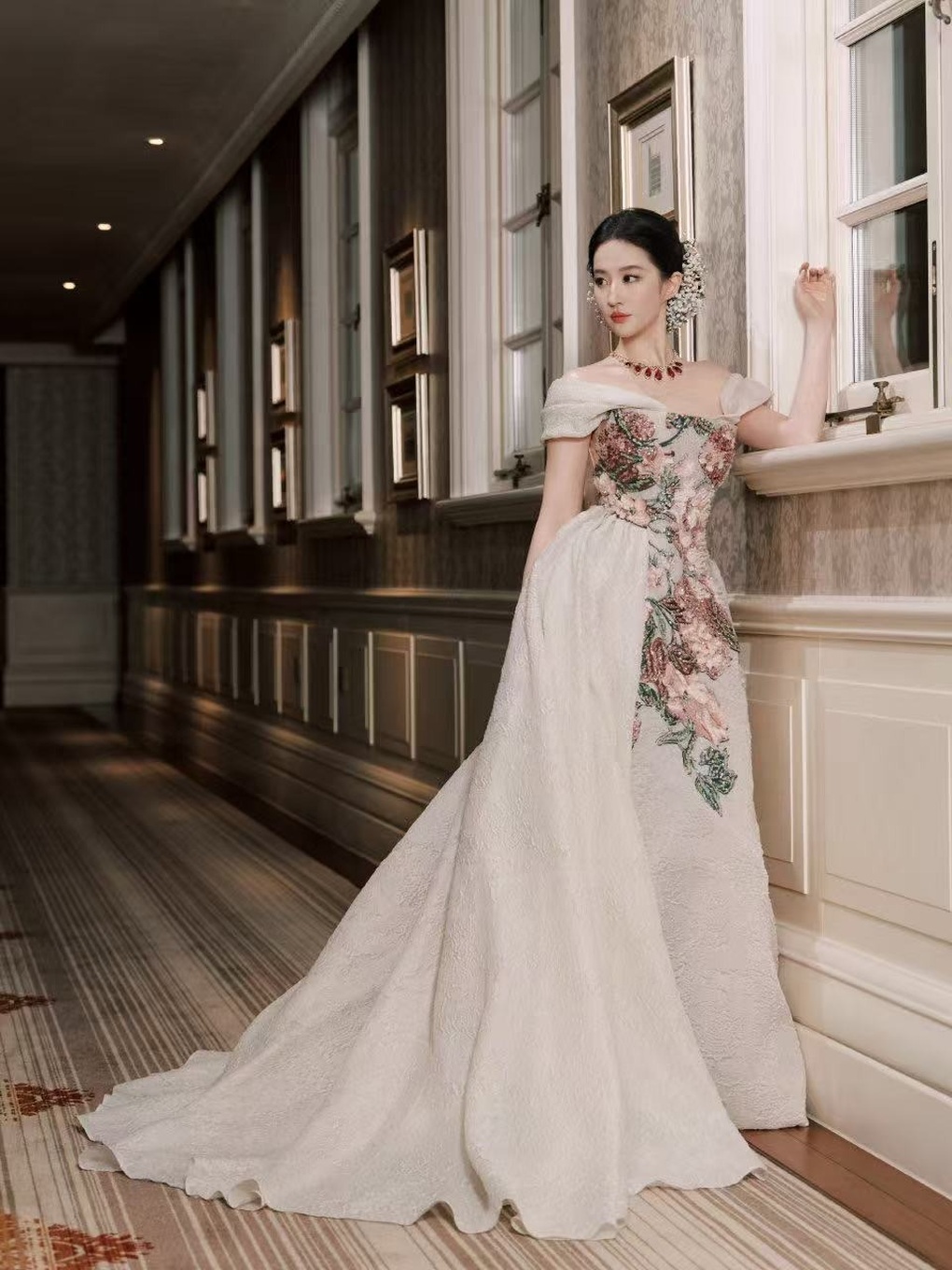Pha xử lý sự cố tinh tế của Lưu Diệc Phi trên thảm đỏ - 4 Pha xử lý sự cố tinh tế của Lưu Diệc Phi trên thảm đỏ - 4