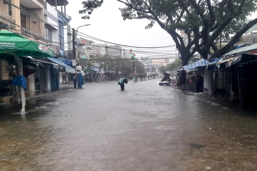 Biển nước bủa vây, người già, trẻ nhỏ hối hả chạy lũ - 7 Biển nước bủa vây, người già, trẻ nhỏ hối hả chạy lũ - 7
