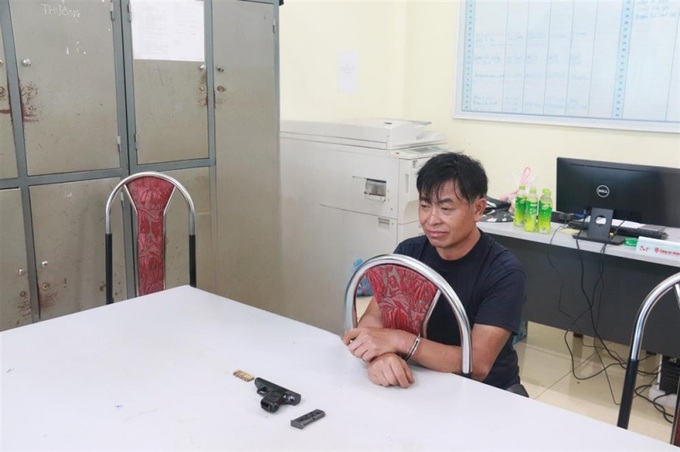 Đối tượng Giàng A Đua và tang vật bị thu giữ.