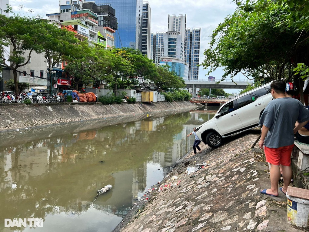 Tài xế nhầm chân ga, xe Fortuner lao xuống sông Kim Ngưu ở Hà Nội - 2 Tài xế nhầm chân ga, xe Fortuner lao xuống sông Kim Ngưu ở Hà Nội - 2