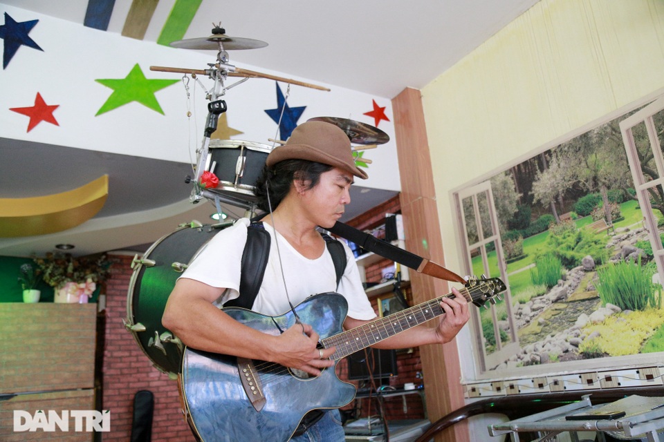 Nhạc sĩ đường phố với dàn nhạc tự chế độc đáo, chạy xe ôm nuôi đam mê - 2 Nhạc sĩ đường phố với dàn nhạc tự chế độc đáo, chạy xe ôm nuôi đam mê - 2