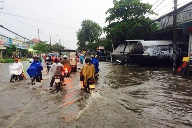 Mưa lớn kéo dài, phố ngập lênh láng