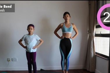 30 động tác thể dục giúp cha mẹ và bé thích thú tập luyện mùa dịch