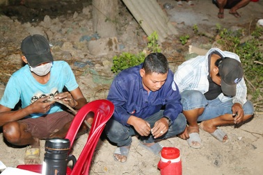 Bắt quả tang nhóm đối tượng khai thác đất mặt trái phép