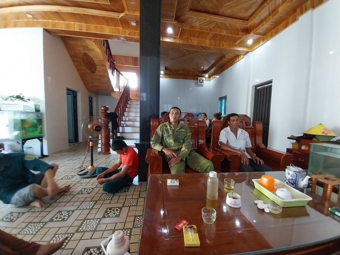 Khi biết phóng viên về thôn tìm hiểu sự việc người dân tập trung phản ánh với phóng viên.
