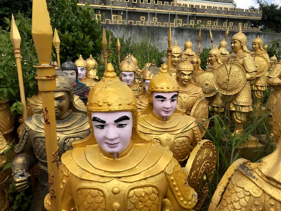 Cận cảnh đội quân đất nung “giống lính Tần Thuỷ Hoàng” trong bãi phế liệu - 5 Cận cảnh đội quân đất nung “giống lính Tần Thuỷ Hoàng” trong bãi phế liệu - 5
